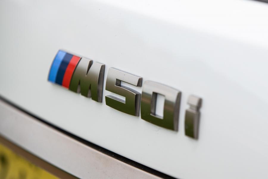 Логотип BMW X7 M50i (G07) 2019 года  (NA) (фото 9 из 40)